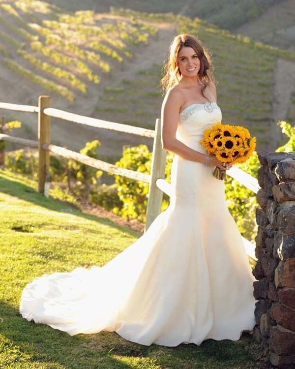 Her bridesmaid wore navy blue dresses and ballet  flats