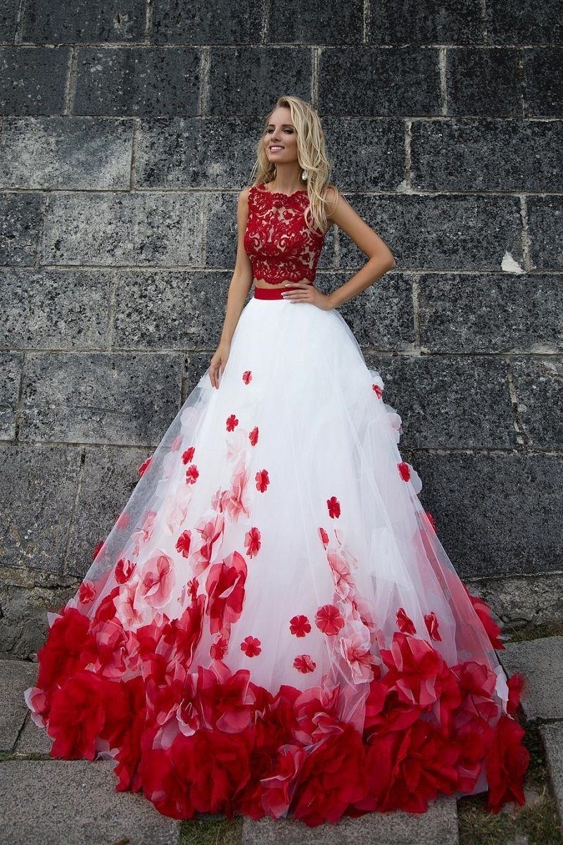 I love this beautiful wedding dress! I'm very inspired by it and have design ideas for my own wedding dress