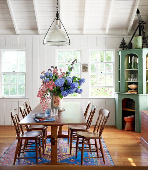 Simplicity has its own beauty and this lovely little dining room has it in  spades