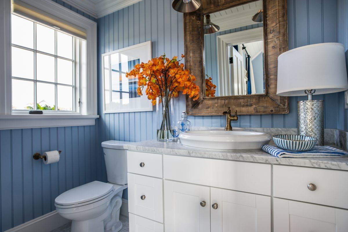 blue and white bathroom decor