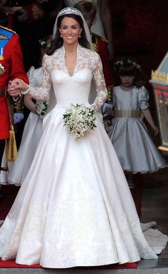Kate Middleton waves as she arrives at Westminster Abbey for her wedding in  London