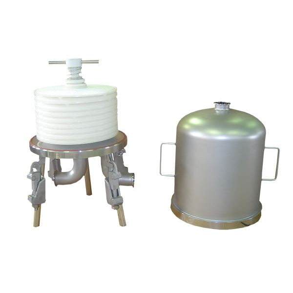 Combination cyclone separator and cartridge filter in a single design